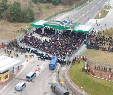 Tysiące migrantów na granicy. Polskie służby obawiają się szturmu [NA ŻYWO]