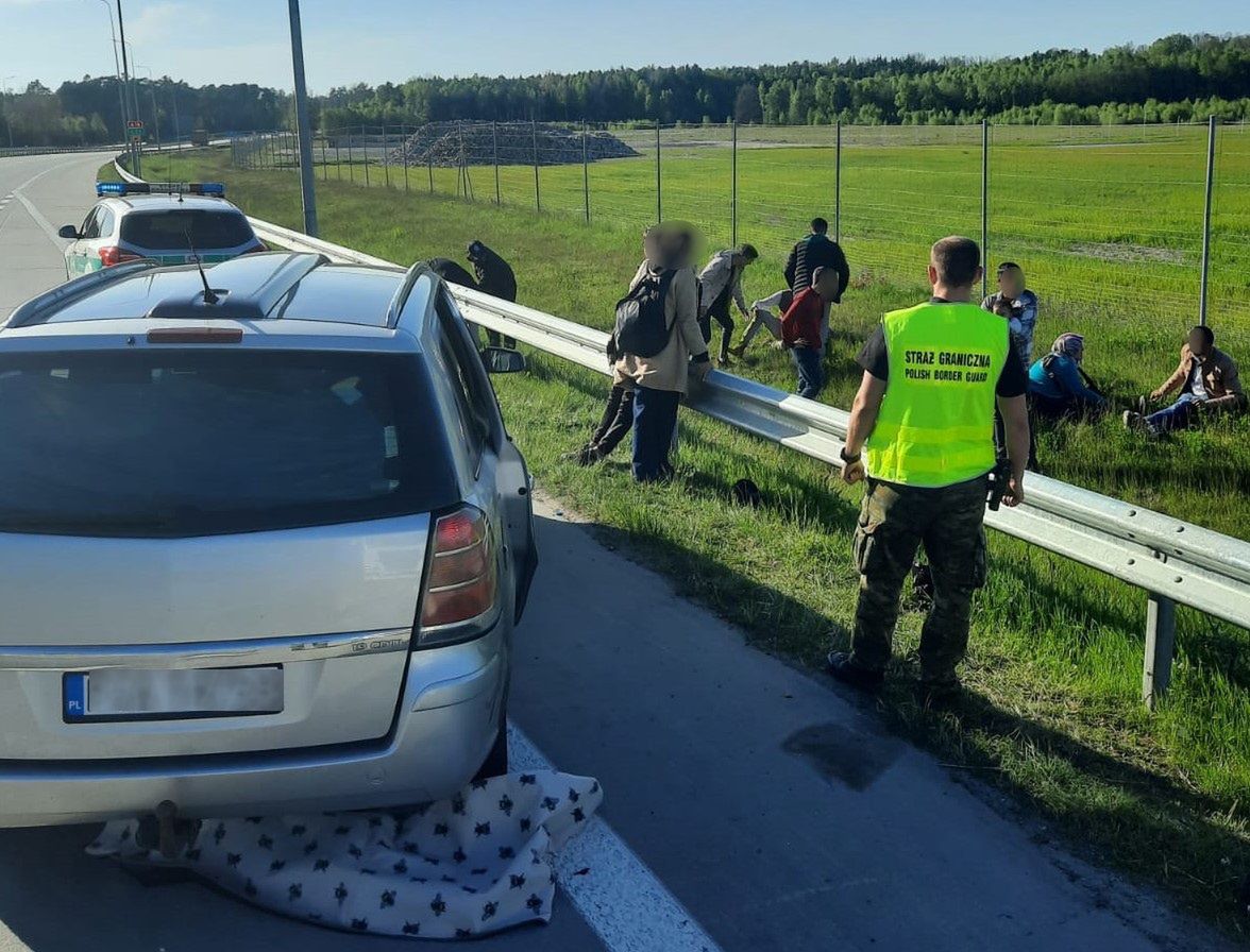 15 osób w 7-miejscowym aucie. Kierowca uciekał przed Strażą Graniczną