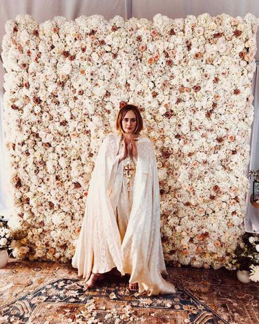Odchudzona Adele pozuje w szacie liturgicznej i kwiatach