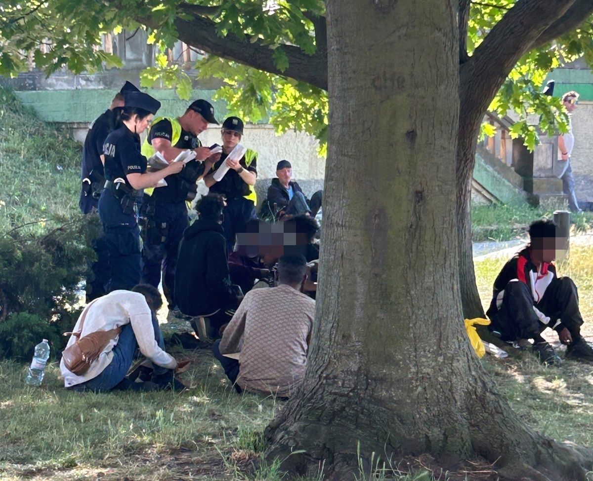 Zdjęcie ze Szczecina. Policja zajęła się grupą cudzoziemców