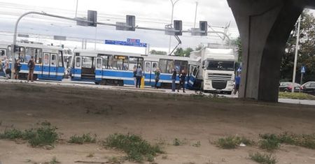 Wrocław. Tramwaj zderzył się z ciężarówką. Utrudnienia w Leśnicy