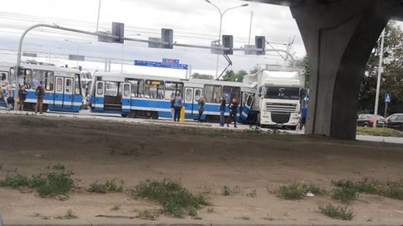 Wrocław. Tramwaj zderzył się z ciężarówką. Utrudnienia w Leśnicy