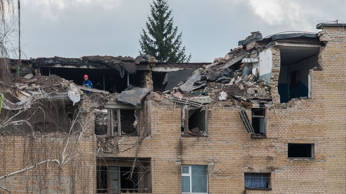 Rzyszczów, Ukraina, 22.03.2023. Akcja ratownicza w poważnie uszkodzonym w wyniku ataku rosyjskich dronów budynku w miejscowości Rzyszczów w obwodzie kijowskim, 22 bm. Trwa inwazja Rosji na Ukrainę. (vm/amb) PAP/Vladyslav Musiienko