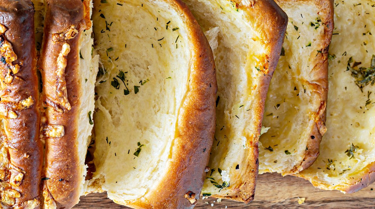 Jest mięciutki jak gąbeczka i obłędnie pachnie. Podaj na grillu, zniknie szybciej niż karkówka