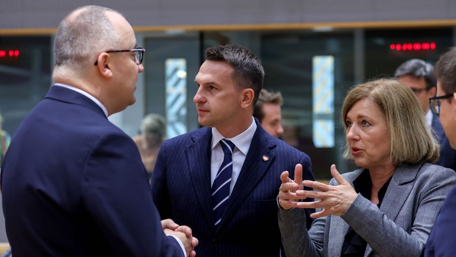 European General Affairs Council in Brussels
epa11357053 (L-R) Poland's Justice Minister Adam Bodnar, Polish Minister for European Affairs Adam Szlapka, and EU Commission Vice President and Commissioner for Values and Transparency Vera Jourova converse during a European General Affairs Council in Brussels, Belgium, 21 May 2024. The Council will take stock of developments regarding the Article 7(1) TEU procedure concerning Poland. The discussion will take place following the completion of the Commission's analysis of the situation in Poland, on which basis it concluded that there is no longer a clear risk of a serious breach of the rule of law in Poland within the meaning of Article 7(1) TEU.  EPA/OLIVIER HOSLET 
Dostawca: PAP/EPA.
OLIVIER HOSLET