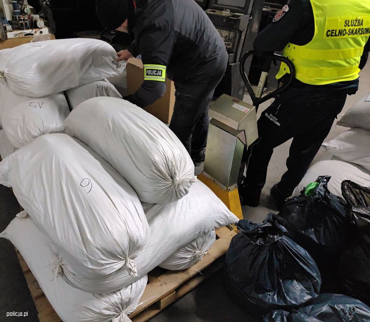 Koszalińska policja zatrzymała przemytników tytoniu na trasie S6