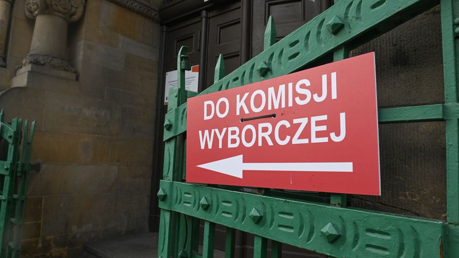 Szczecin, 05.04.2024. Tabliczka wskazująca drogę do jednej z obwodowych komisji wyborczych w Szczecinie, 5 bm. Trwają przygotowania do niedzielnych wyborów samorządowych. (mb/amb) PAP/Marcin Bielecki