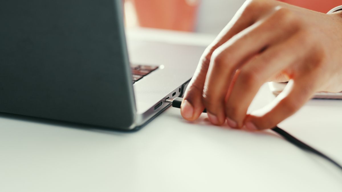Wiele osób wciąż odłącza laptopa od zasilacza po naładowaniu