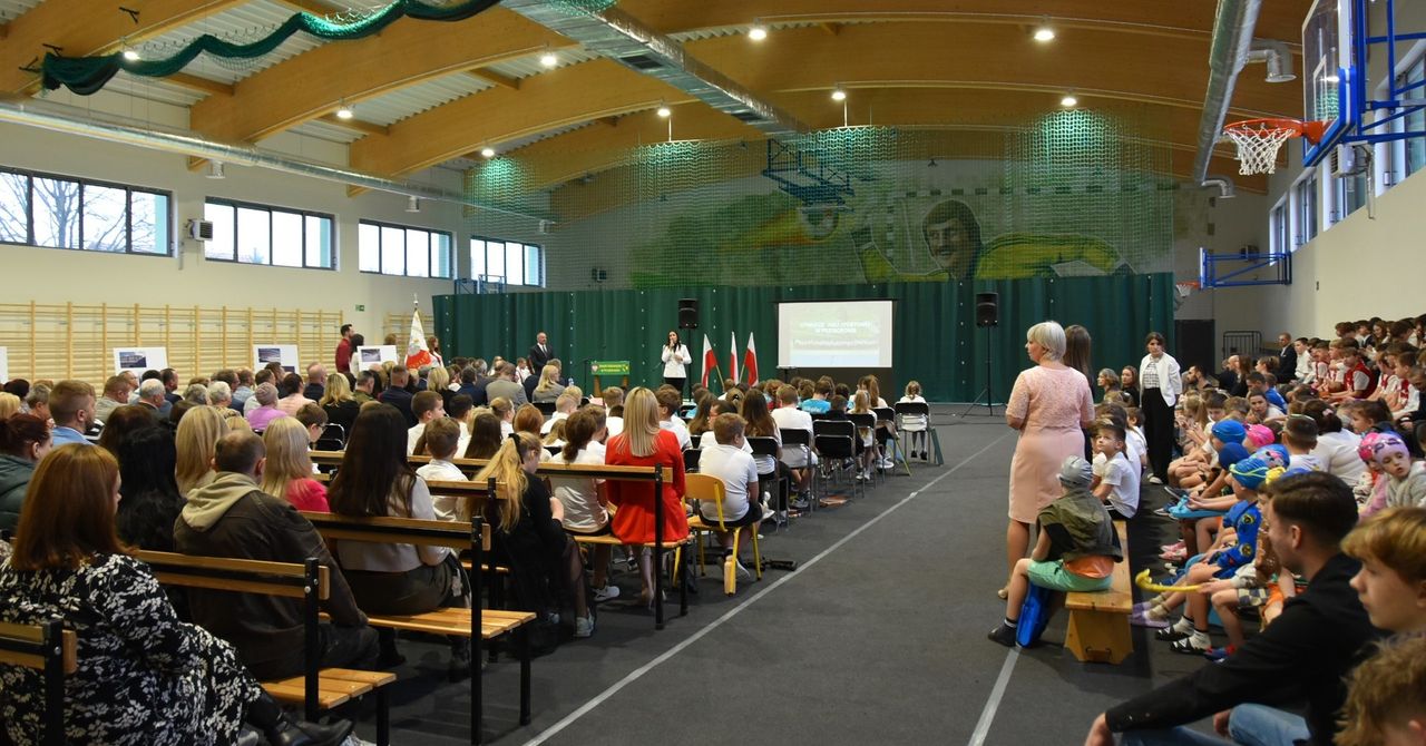 Przyborów: Huczne otwarcie hali. Powstał tam mural Józefa Młynarczyka