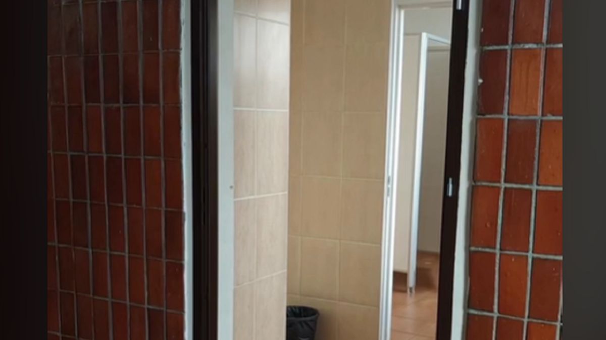 W szkolnej toalecie usunięto drzwi. Prawnik mówi o łamaniu praw uczniów. 