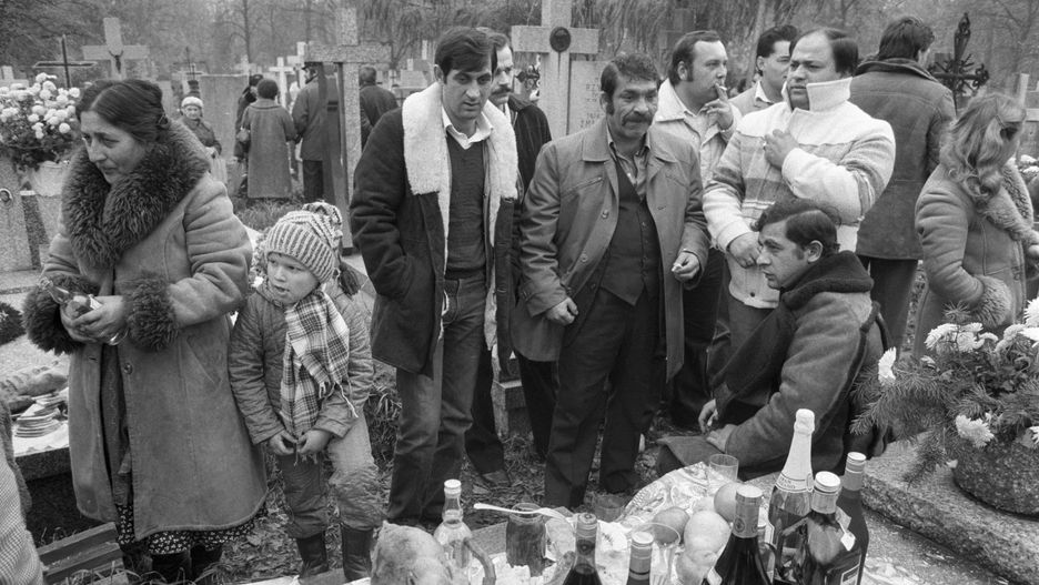 Biesiada na cmentarzu Bródnowskim w Warszawie w latach 80. 