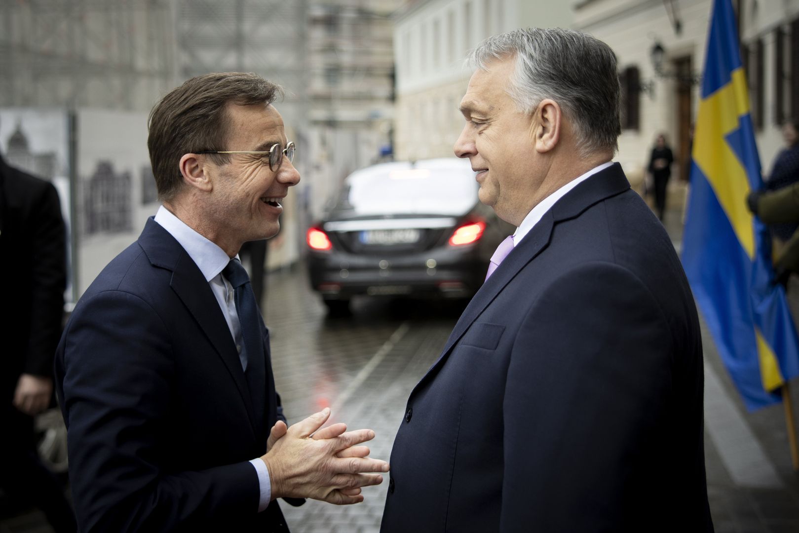 A handout photo made available by the Hungarian PMâ��s Press Office shows Hungarian Prime Minister Viktor Orban (R) receiving Swedish Prime Minister Ulf Kristersson at the government headquarters in Budapest, Hungary, 23 February 2024. EPA/Zoltan Fischer / Hungarian PMâ��s Press Office / HANDOUT HUNGARY OUT HANDOUT EDITORIAL USE ONLY/NO SALES HANDOUT EDITORIAL USE ONLY/NO SALES Dostawca: PAP/EPA.