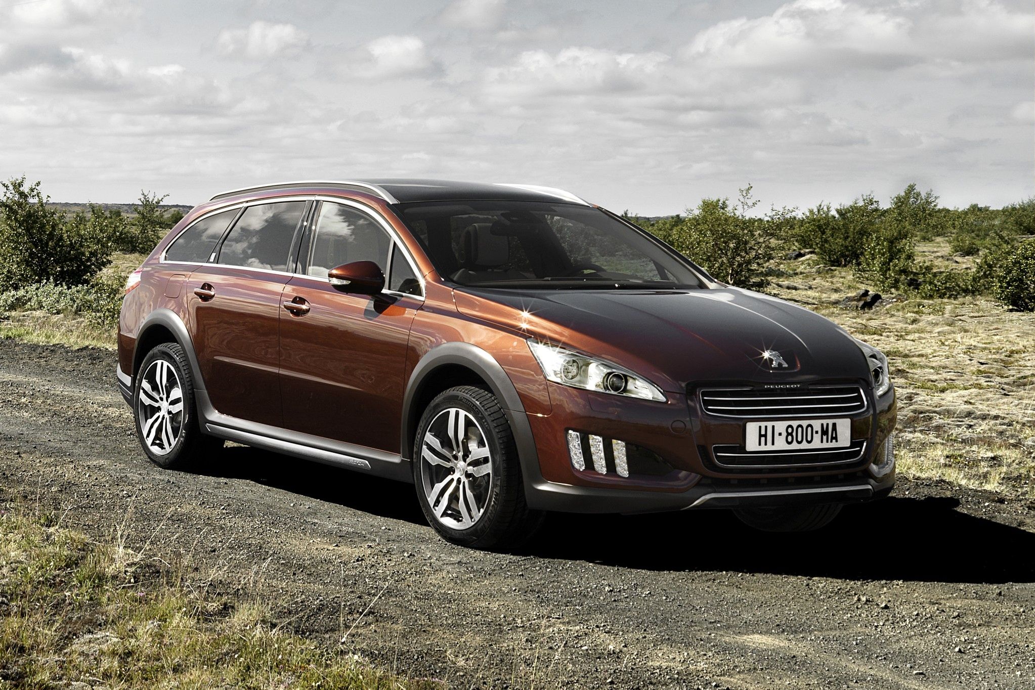 Peugeot 508 RXH - hybryda, którą odradzamy ze względu na duże ryzyko poniesienia wysokich kosztów eksploatacyjnych.