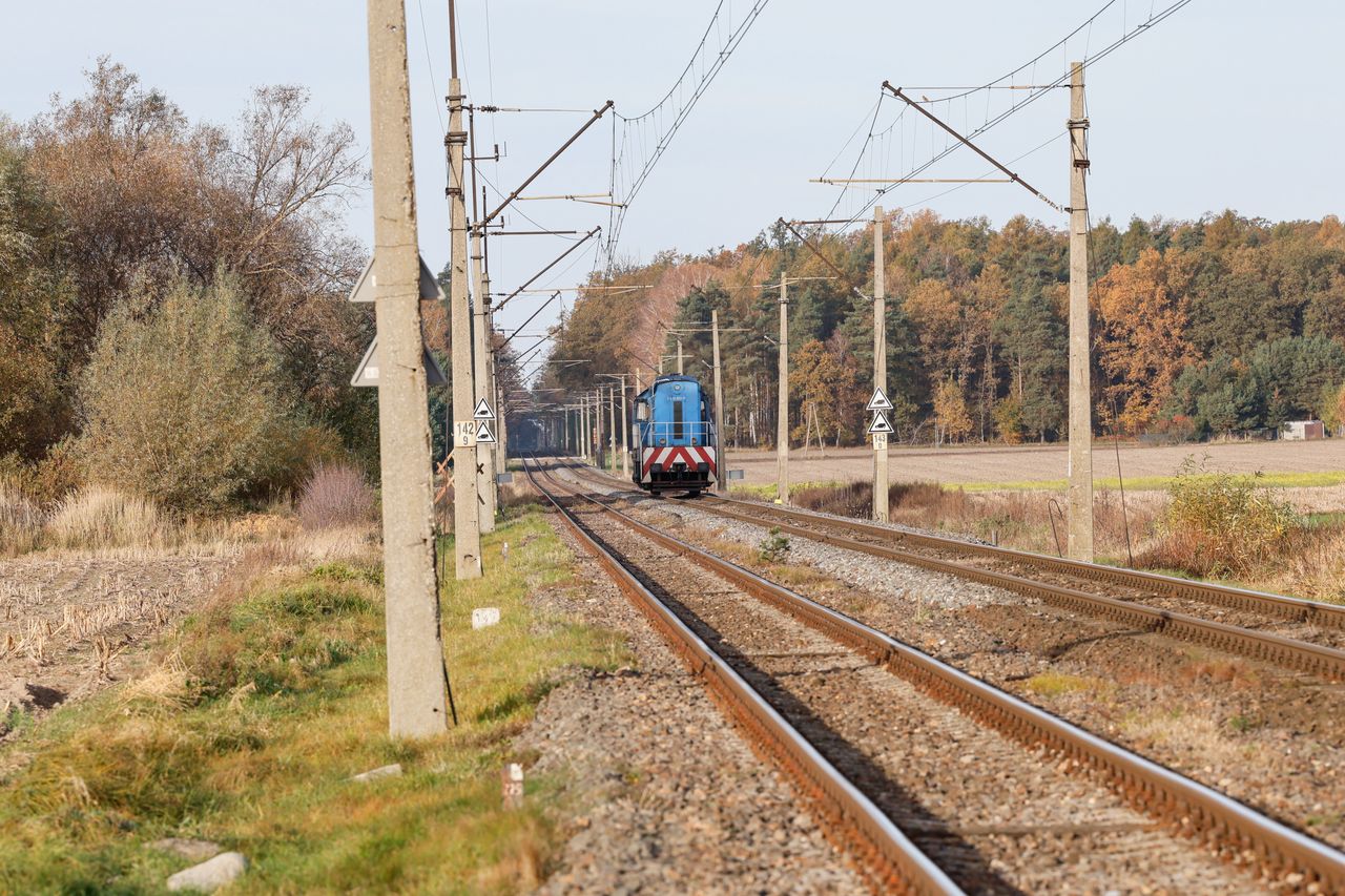 Wjechał na tory. Zatrzymał ruch kolejowy