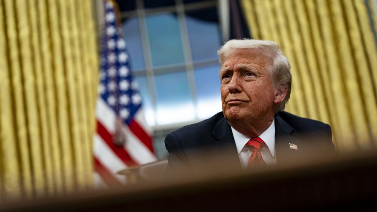US President Trump signs executive order in Oval Office
epa11887143 US President Donald Trump during an executive order signing in the Oval Office of the White House in Washington, DC, USA, on 10 February 2025.Trump ordered a 25% tariff on steel and aluminum imports  EPA/AL DRAGO / POOL 
Dostawca: PAP/EPA.
AL DRAGO / POOL
oval office, tariff, desk