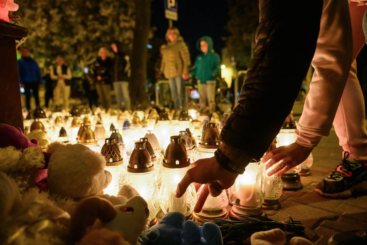 Poznań. Mieszkańcy miasta przynoszą znicze i maskotki w miejsce na poznańskim Łazarzu, gdzie doszło do śmiertelnego ugodzenia nożem 5-letniego chłopca