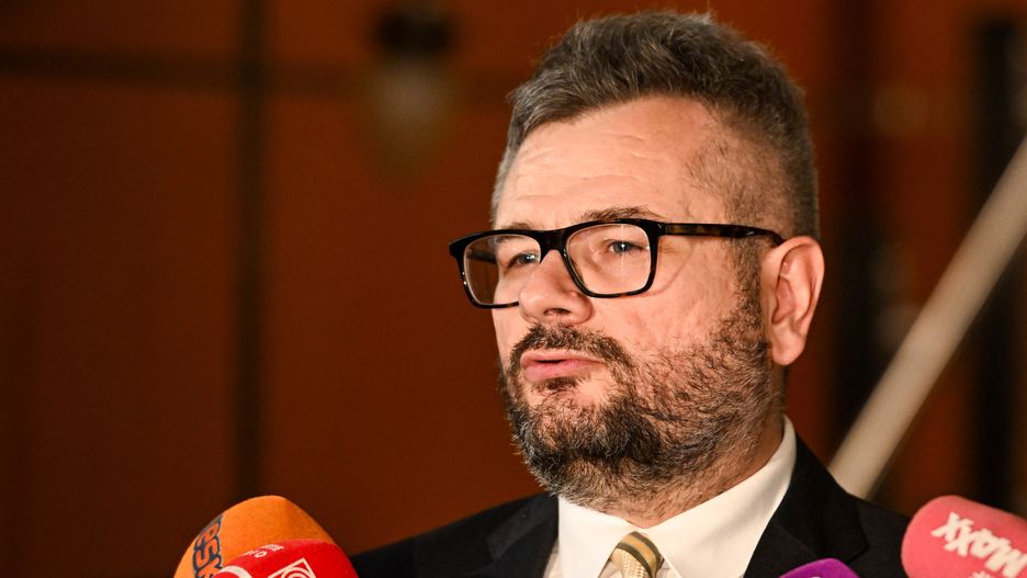 Warszawa, 10.10.2024. Rzecznik stołecznej Prokuratury Okręgowej Piotr Skiba podczas briefingu prasowego w siedzibie Prokuratury w Warszawie, 10 bm. Spotkanie dot. aktualnych efektów postępowania w sprawie wypadku na Rondzie Tybetu do którego doszło w dniu wczorajszym. Samochód potrącił pieszego. Kierujący suv-em uciekł z miejsca zdarzenia. (jm) PAP/Radek Pietruszka