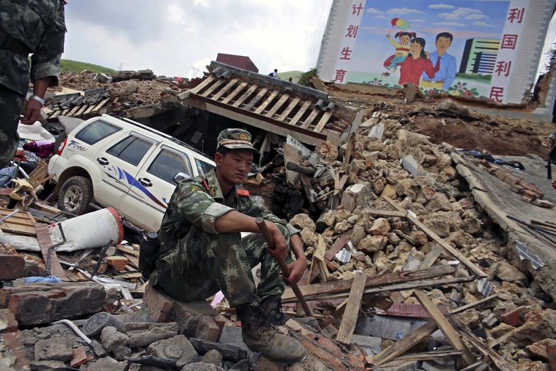 Trzęsienie ziemi w Chinach. Pod zawalonymi budynkami wciąż są żywi ludzie