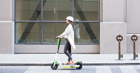 Mapy Google pokażą, gdzie znajdziesz elektryczną hulajnogę Lime. Teraz również w Polsce