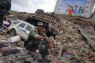 Trzęsienie ziemi w Chinach. Pod zawalonymi budynkami wciąż są żywi ludzie