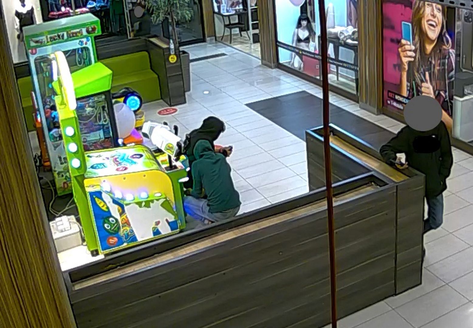 Gang nieletnich usiłował okraść automat do gier w jednej z galerii na terenie Nowego Targu.