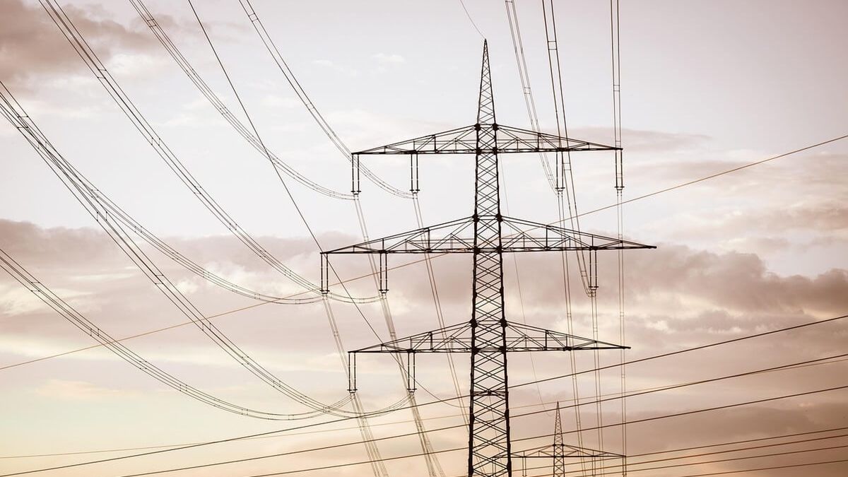 Linia wysokiego napięcia – stalowy słup energetyczny z rozpiętymi przewodami przesyłowymi