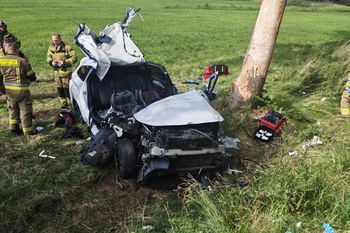 Poważny wypadek pod Płockiem. Z auta nic nie zostało