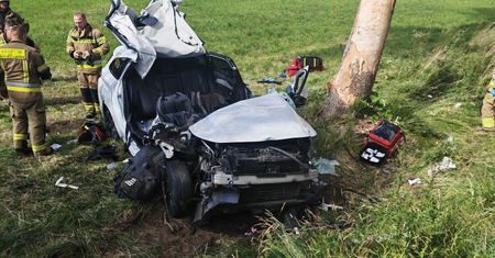 Poważny wypadek pod Płockiem. Z auta nic nie zostało