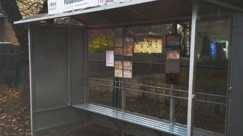 W Zawierciu 65-letni wandal zniszczył wyremontowany przystanek autobusowy.