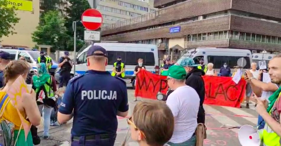 Warszawa. Sobota to w stolicy dzień protestów. Na ulice wyszli uczestnicy kilku marszów. Manifestuje Strajk Kobiet, przedsiębiorcy, środowiska LGBT. Idą także narodowcy