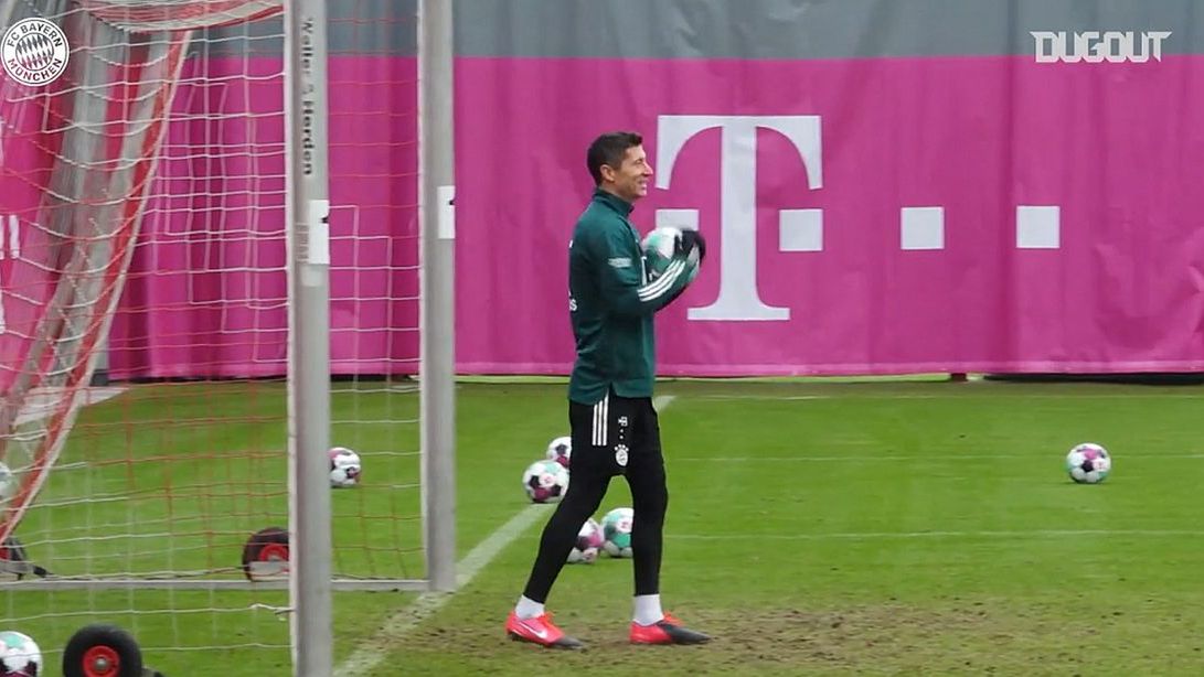 Robert Lewandowski w roli bramkarza na treningu Bayernu