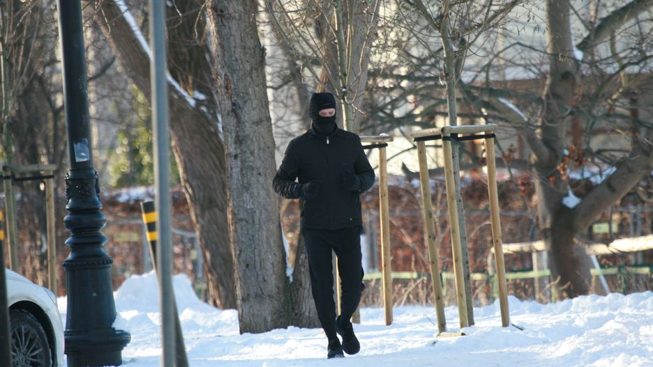 Donald Tusk postanowił wybrać się na jogging. Ubrany ciepło, w kominiarce