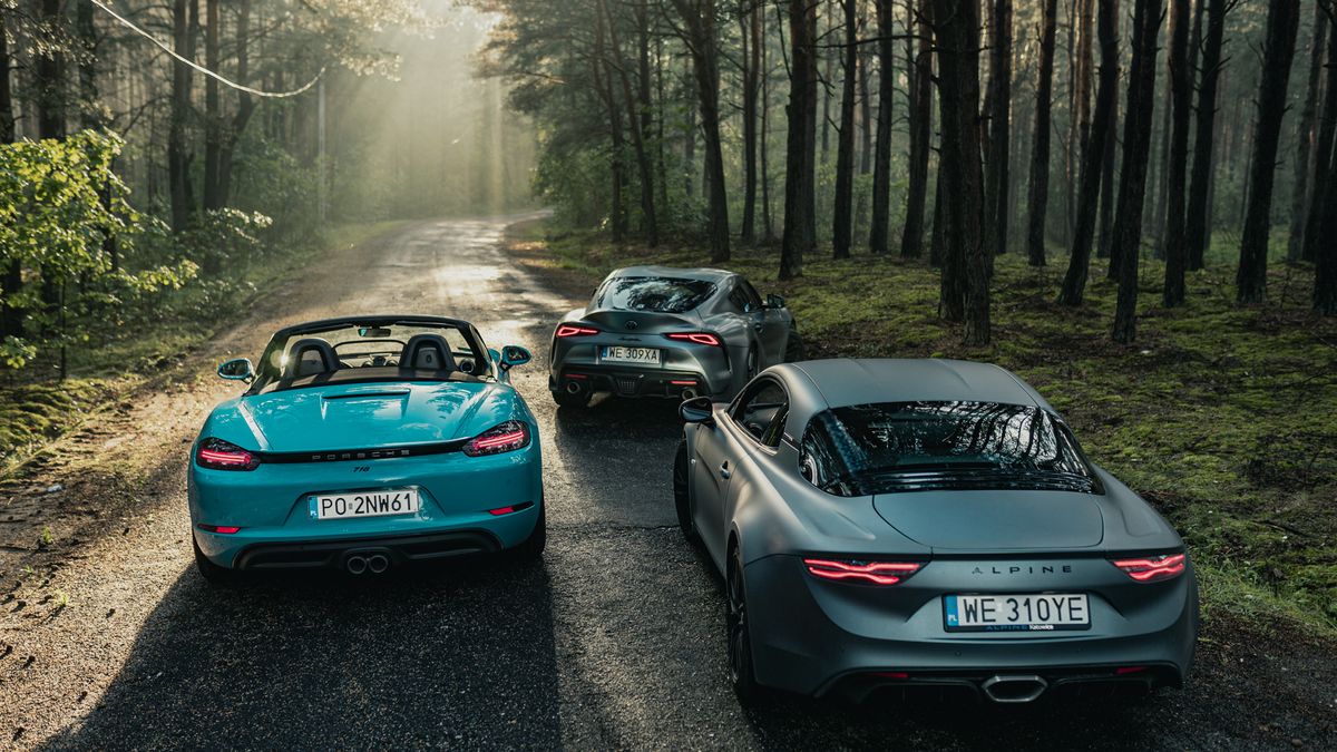 Nowa Toyota Supra to samochód wyjątkowy. Choć przygotowana razem z BMW, dała nam nadzieję na powrót Japończyków do niezwykle ekscytującej klasy samochodów sportowych. Prowadzi się świetnie, przyciąga wzrok przechodniów i oferowana jest zarówno z mocnym silnikiem sześciocylindrowym, jak i od niedawna z mniejszą, dwulitrową jednostką.