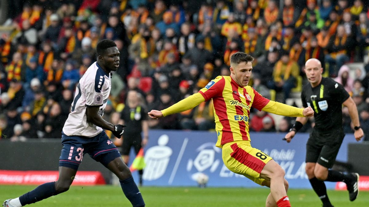 PAP / Piotr Polak / Na zdjęciu: Piłkarz Korony Kielce Tamar Svetlin (P) i Ousmane Sow (L) z Górnika Zabrze 