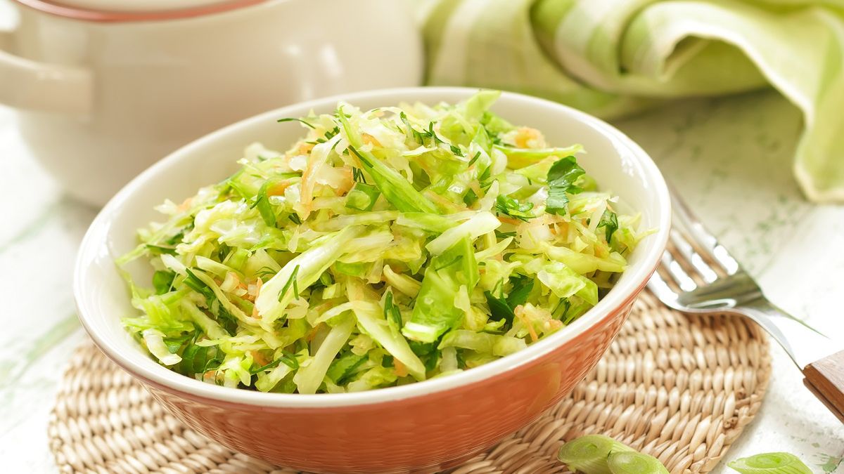 Surówka z kapustą i słonecznikiem.