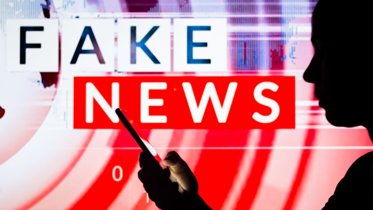 Holendrzy przyglądają się "dziennikarzom" promującym propagandę Kremla 