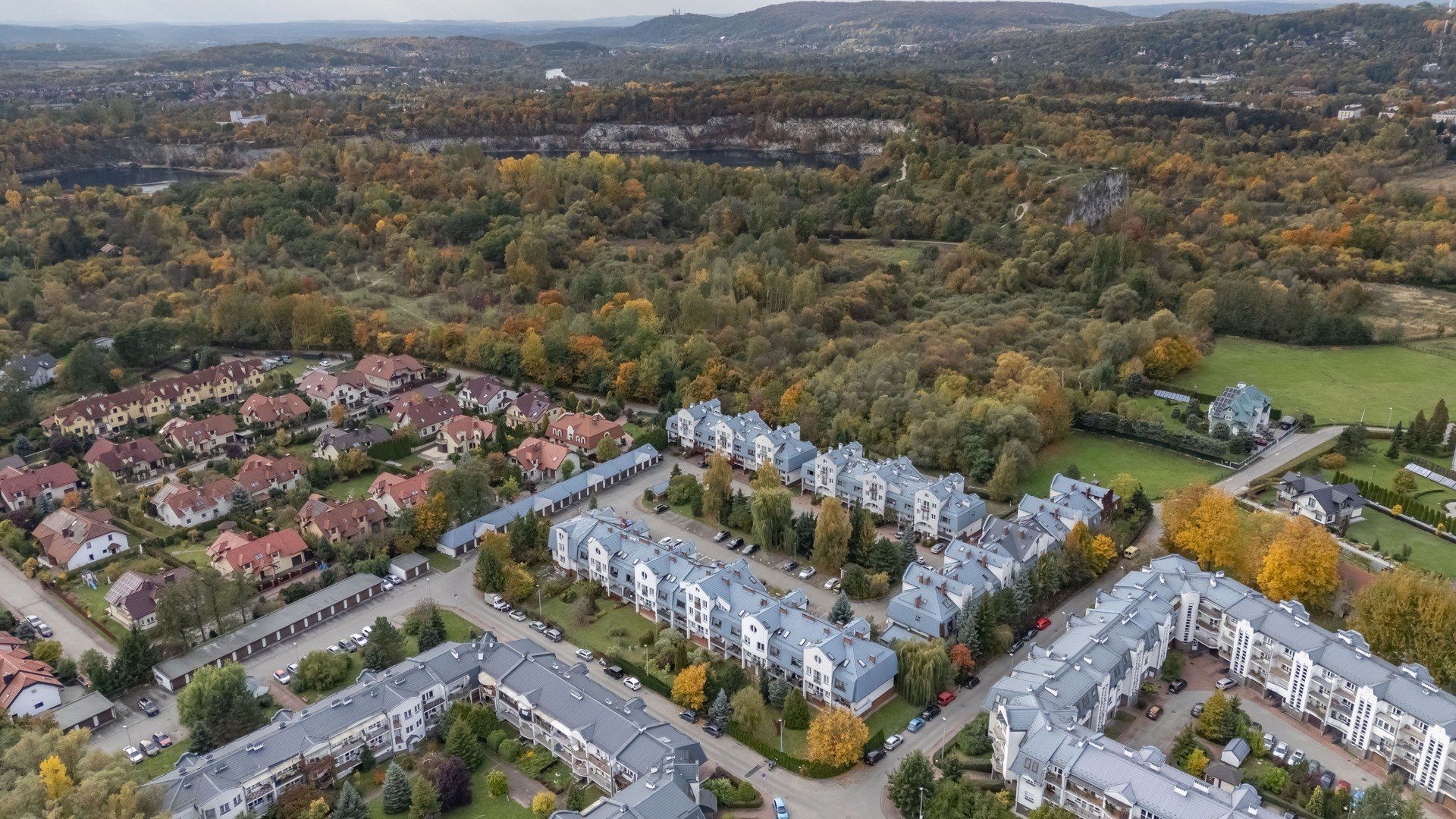 Zielony Zakrzówek w Krakowie uwięziony w sąsiedztwie bloków