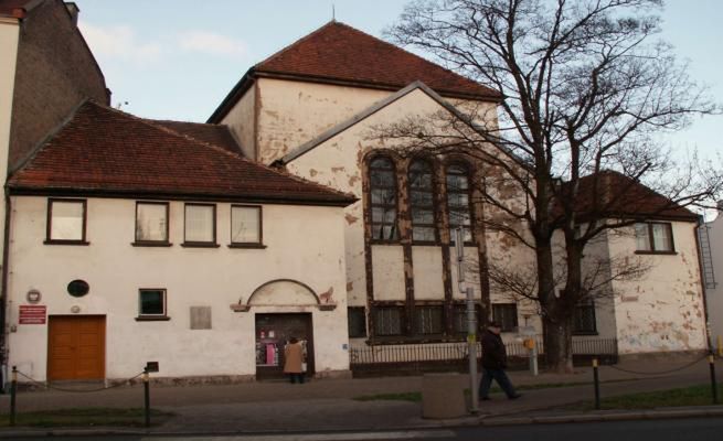 Gdańscy policjanci zatrzymali 31-latka. Rozbierając się, próbował wejść do synagogi i ubliżał znajdującym się w środku kobietom