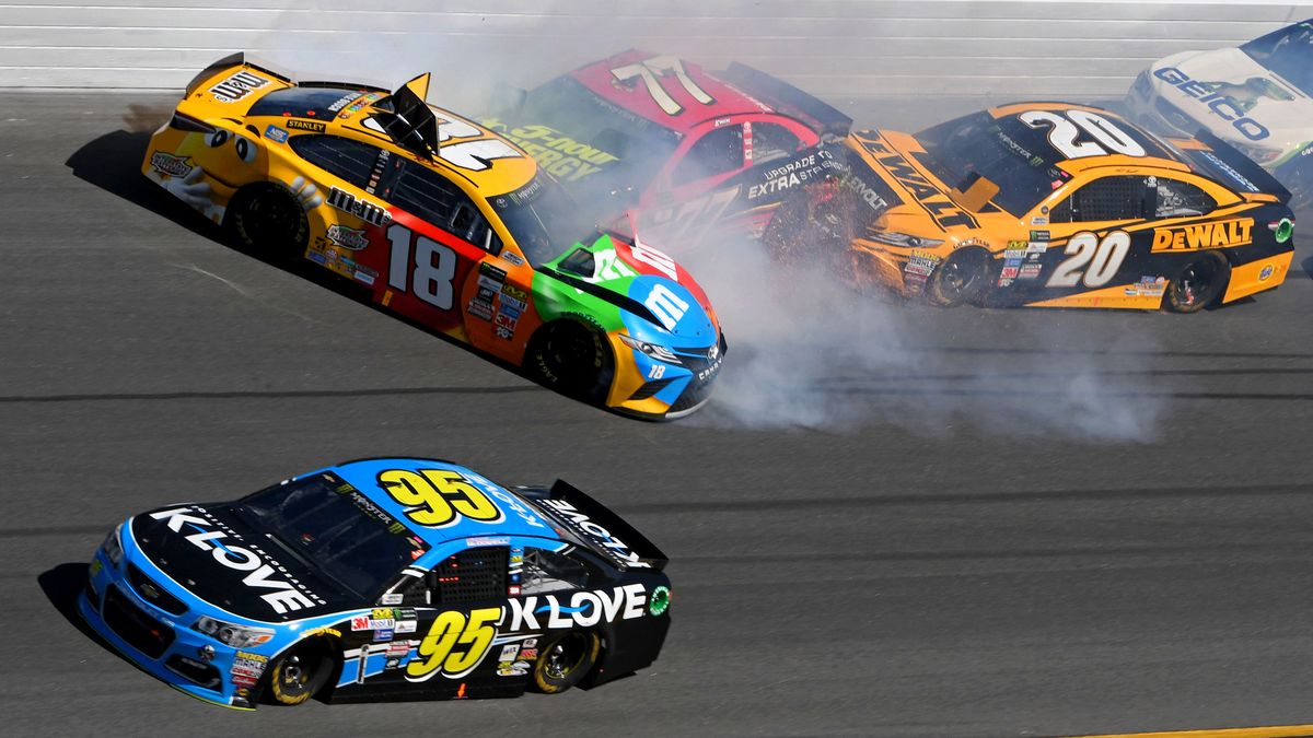 Reuters / Mike Dinovo / Kyle Busch w samochodzie z numerem 18