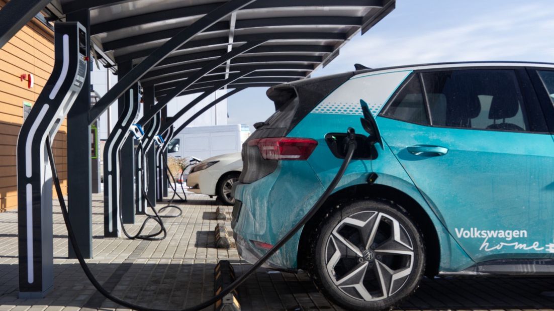 Ładowanie samochodu elektrycznego. Ładowarka