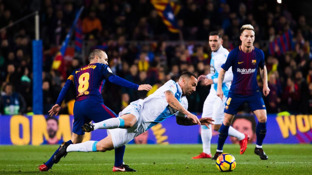 Zdjęcie okładkowe artykułu: Getty Images / Alex Caparros / Na zdjęciu: Guilherme dos Santos (w środku) w walce z piłkarzami FC Barcelona