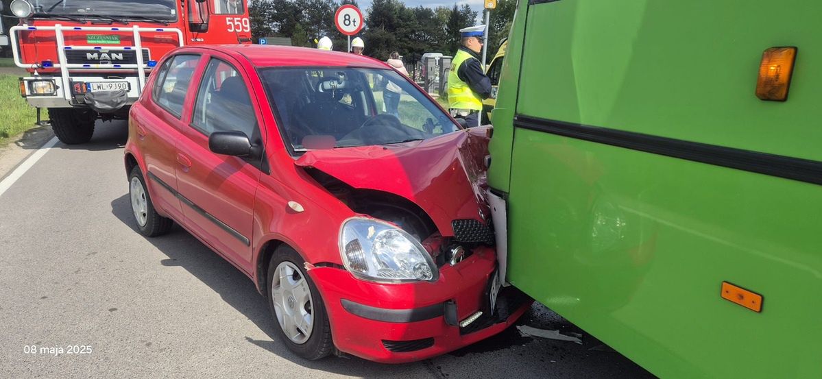 Uderzył toyotą czołowo w autobus. 64-latek trafił do szpitala