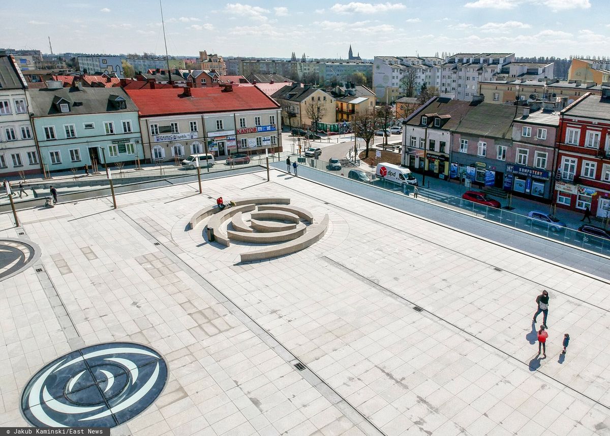Rynek w Kutnie po "rewitalizacji" to tylko jeden z wielu przykładów betonozy w polskich miastach  