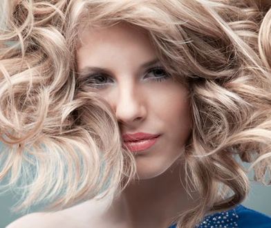 Jak odżywić włosy tlenione? Sposoby na regenerację włosów po rozjaśnianiu