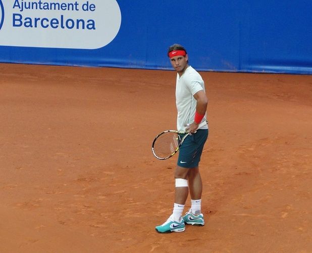 Nie tylko deszcz przeszkadzał w sobotę tenisistom. Rafael Nadal czeka na wyłączenie wadliwie działającego monitora (foto: Jarosław Dudek)