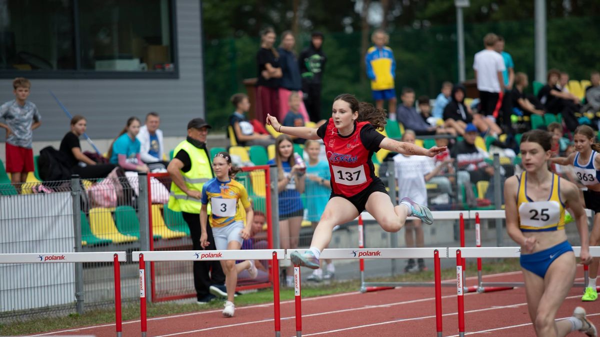 Zawody lekkoatletyczne na stadionie w Budzyniu.