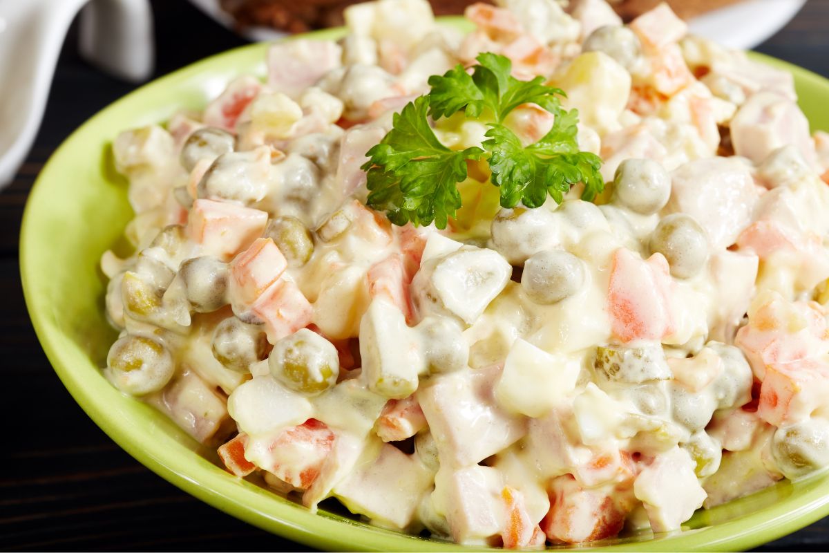 Sałatkę jarzynową robię bez majonezu. Jest lżejsza i nie podchodzi wodą