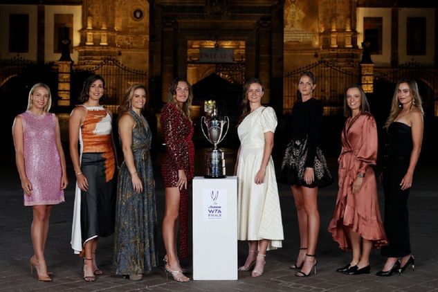 Uczestniczki WTA Finals 2021 (od lewej): Anett Kontaveit, Garbine Muguruza, Maria Sakkari, Aryna Sabalenka, Barbora Krejcikova, Karolina Pliskova, Iga Świątek i Paula Badosa (foto: Matthew Stockman/Getty Images)