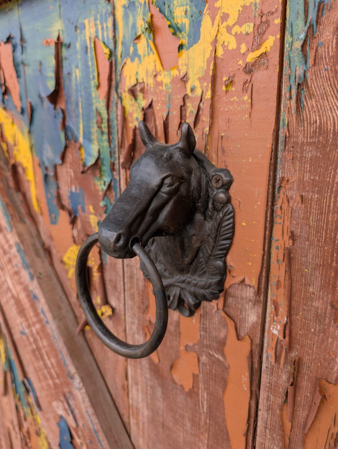 Na wielu drzwiach znajdują się oryginalne kołatki