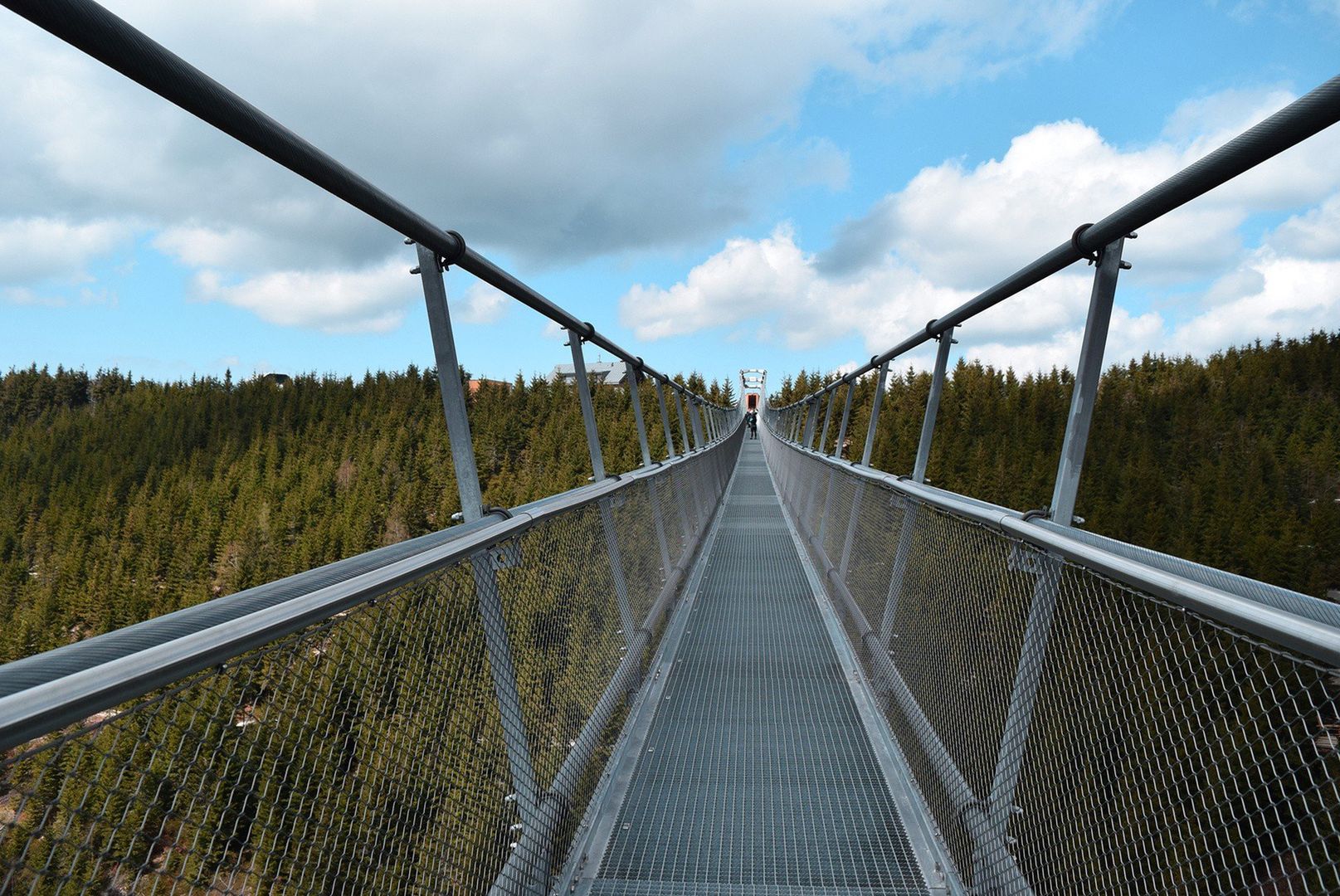 Najdłuższy wiszący most na świecie powstał tuż za polską granicą. Sky Bridge 721 to nowa atrakcja turystyczna ośrodka Dolní Morava w Czechach.